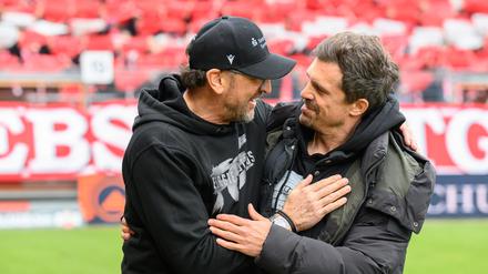 Cottbus'-Trainer Claus-Dieter "Pele" Wollitz (l) und Dynamo-Trainer Thomas Stamm stehen sich in der Länderspielpause in einem Testspiel gegenüber.
