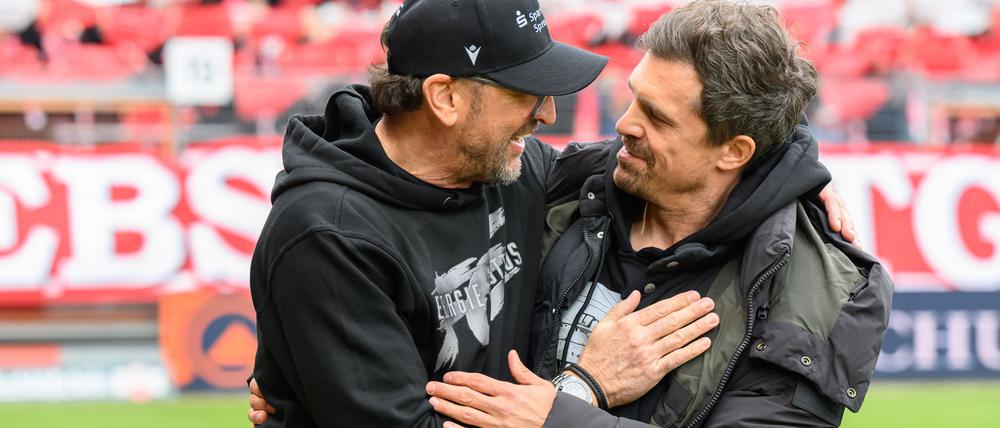 Cottbus'-Trainer Claus-Dieter "Pele" Wollitz (l) und Dynamo-Trainer Thomas Stamm stehen sich in der Länderspielpause in einem Testspiel gegenüber.