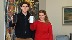 Schülersprecherin Pauline Berger und ihr Vorgänger Karl Schaper unterstützen die neue Regelung zum Handyverbot am Schadow-Gymnasium.
