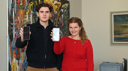 Schülersprecherin Pauline Berger und ihr Vorgänger Karl Schaper unterstützen die neue Regelung zum Handyverbot am Schadow-Gymnasium.