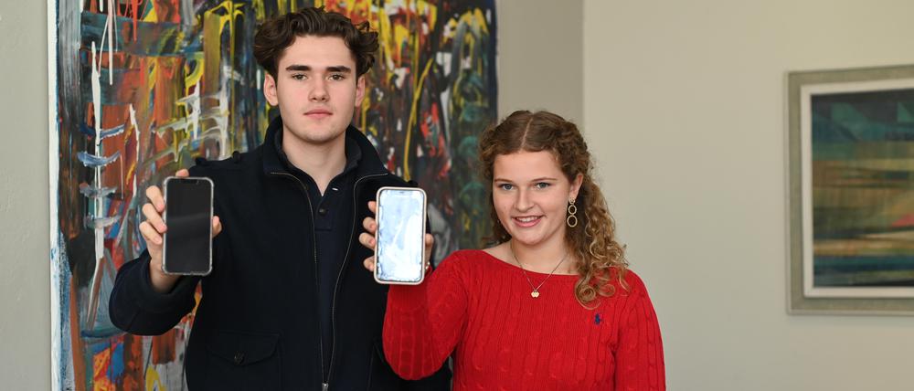 Schülersprecherin Pauline Berger und ihr Vorgänger Karl Schaper unterstützen die neue Regelung zum Handyverbot am Schadow-Gymnasium.