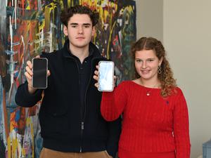 Schülersprecherin Pauline Berger und ihr Vorgänger Karl Schaper unterstützen die neue Regelung zum Handyverbot am Schadow-Gymnasium.