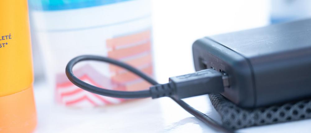 Immer mehr Fluglinien überprüfen ihre Richtlinien für den Transport von Lithium-Batterien. (Symbolbild)