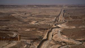 Straße in der Nähe der israelisch-ägyptischen Grenze vom Süden Israels aus gesehen.