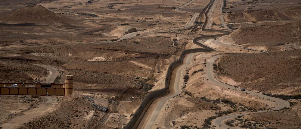 Straße in der Nähe der israelisch-ägyptischen Grenze vom Süden Israels aus gesehen.