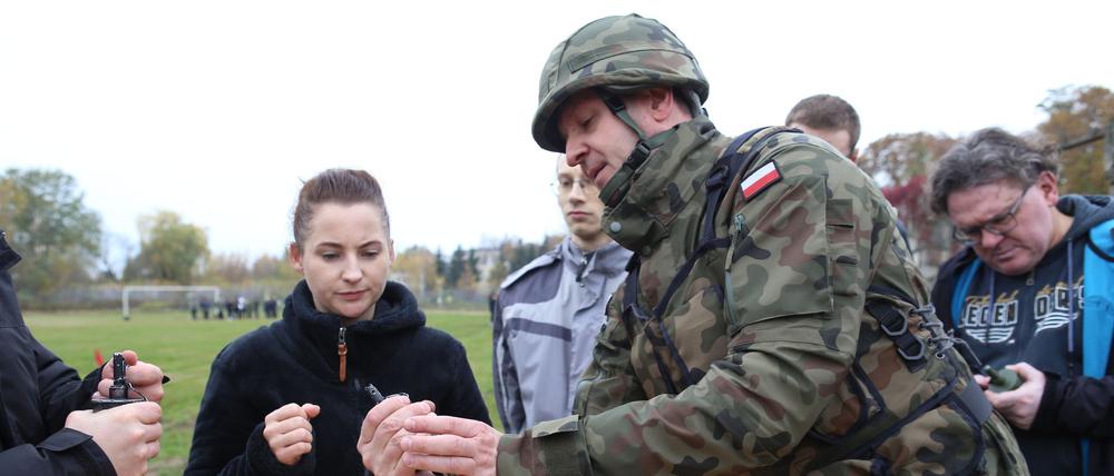 Oberfeldwebel Mariusz Starosz erklärt auf einem Übungsplatz der polnischen Armee Bürgern den richtigen Umgang mit einer Handgranate (Symbolbild).