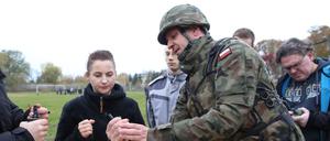 Oberfeldwebel Mariusz Starosz erklärt auf einem Übungsplatz der polnischen Armee Bürgern den richtigen Umgang mit einer Handgranate (Symbolbild).