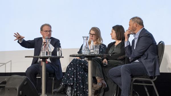 Engagiert für die Demokratie. Chefredakteur Jeffrey Goldberg mit den Autoren Helen Lewis, Ashley Parker und George Packer