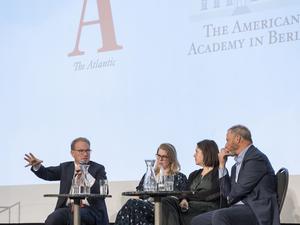 Engagiert für die Demokratie. Chefredakteur Jeffrey Goldberg mit den Autoren Helen Lewis, Ashley Parker und George Packer