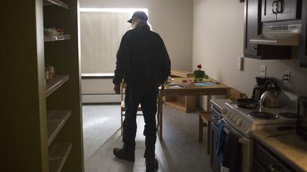 Joe Meyer, 62, in seiner neuen Wohnung im Huston Commons. Huston Commons ist Portlands drittes „Housing First”-Programm für chronisch obdachlose Menschen.