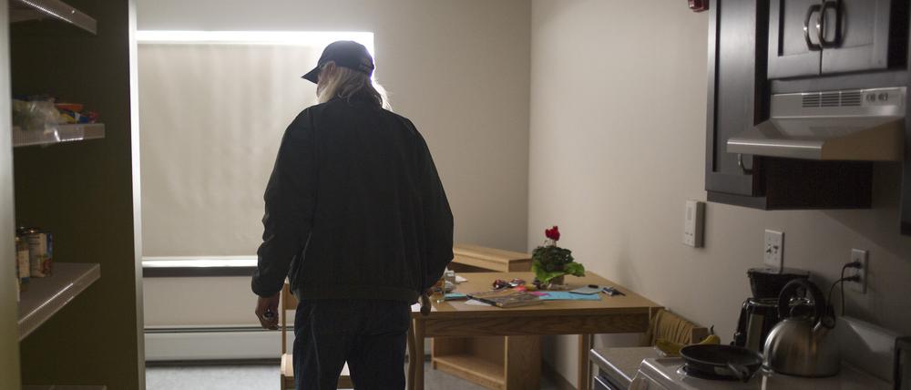 Joe Meyer, 62, in seiner neuen Wohnung im Huston Commons. Huston Commons ist Portlands drittes „Housing First”-Programm für chronisch obdachlose Menschen.
