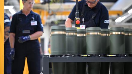 Rheinmetall-Mitarbeiter sind im Werk Unterlüß mit dem Verschließen von 155-Millimeter-Artilleriegranaten beschäftigt. Die Nachfrage nach solcher Munition ist stark gestiegen. (Archivbild)