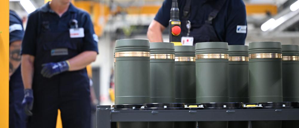 Rheinmetall-Mitarbeiter sind im Werk Unterlüß mit dem Verschließen von 155-Millimeter-Artilleriegranaten beschäftigt. Die Nachfrage nach solcher Munition ist stark gestiegen. (Archivbild)