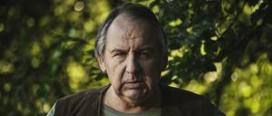 ARD/SWR TATORT: MIKE & NISHA, "Fernsehfilm Deutschland 2025", am Sonntag (09.11.25) um 20:15 Uhr im ERSTEN. Erwin Ramthor (Erwin Bachofner) ist seinen Nachbarn in herzlicher Feindschaft verbunden. © SWR/Benoît Linder, honorarfrei - Verwendung gemäß der AGB im engen inhaltlichen, redaktionellen Zusammenhang mit genannter SWR-Sendung und bei Nennung "Bild: SWR/Benoît Linder" (S2+). SWR Presse/Bildkommunikation, Baden-Baden, Tel: 07221/929-22202, foto@swr.de