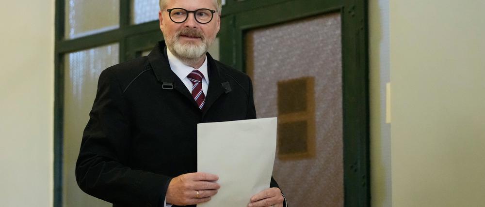 Der tschechische Regierungschef Petr Fiala gibt seine Stimme bei den Parlamentswahlen in einem Wahllokal ab. Nach der Niederlage seiner liberalkonservativen Koalition hat sein Kabinett nun seinen Rücktritt erklärt. (Archivbild)