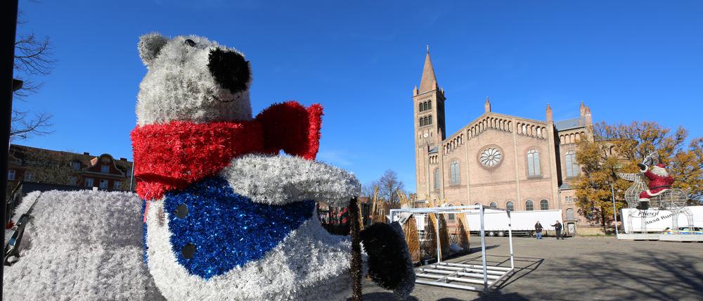 Der Weihnachtsmarkt „Potsdamer Weihnachtszauber 2025“ wird zurzeit in der Innenstadt auf Bassinplatz und Luisenplatz errichtet.