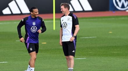 Bundestrainer Julian Nagelsmann (re.) hat Leroy Sané diesmal wieder für das DFB-Team nominiert.