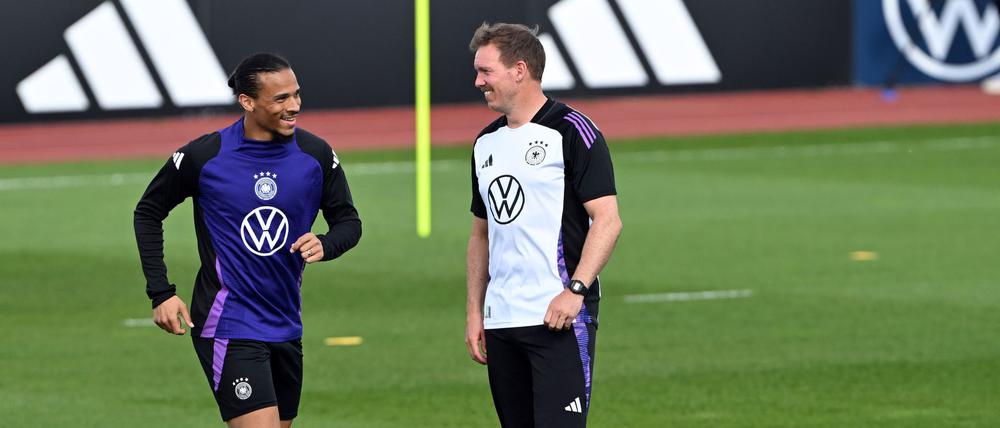 Bundestrainer Julian Nagelsmann (re.) hat Leroy Sané diesmal wieder für das DFB-Team nominiert.