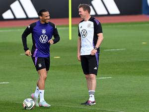 Bundestrainer Julian Nagelsmann (re.) hat Leroy Sané diesmal wieder für das DFB-Team nominiert.