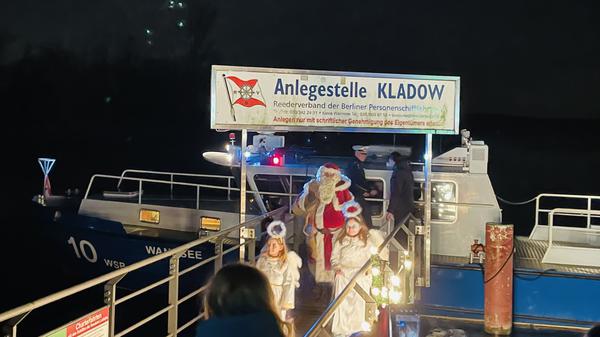 Weihnachtsmarkt Kladow mit Wasserschutzpolizei