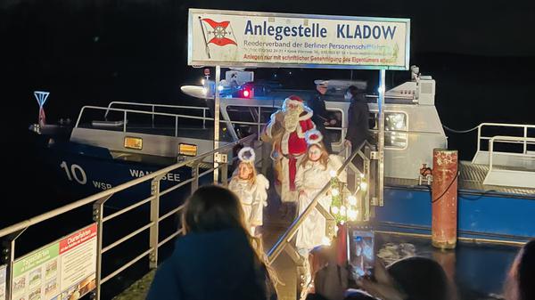 Weihnachtsmarkt Kladow mit Wasserschutzpolizei