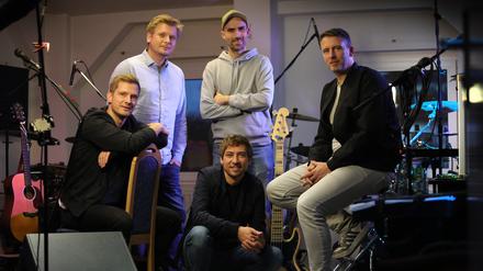 Fortunate Fools. Seit zwei Jahrzehnten tourt die fünfköpfige Potsdamer Band quer durchs Land. Am 8. November feiert die Band ihr Jubiläum mit einem Konzert im Lindenpark Potsdam. v.l.: Roman Soike, Stefan Fröhlich, Christian Lampe, Adrian Schenk (unten) und André Bittmann.