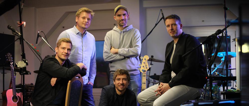 Fortunate Fools. Seit zwei Jahrzehnten tourt die fünfköpfige Potsdamer Band quer durchs Land. Am 8. November feiert die Band ihr Jubiläum mit einem Konzert im Lindenpark Potsdam. v.l.: Roman Soike, Stefan Fröhlich, Christian Lampe, Adrian Schenk (unten) und André Bittmann.