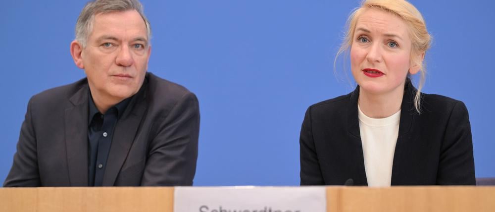 Die Linkenvorsitzenden Jan van Aken und Ines Schwerdtner gehen auf Distanz zu einem Beschluss des eigenen Jugendverbands zu Israel. (Archivbild)