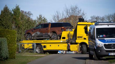 Bei einer Hausdurchsuchung im Fall des am 10. Oktober getöteten achtjährigen Fabian aus Güstrow beschlagnahmen die Ermittler einen Geländewagen.