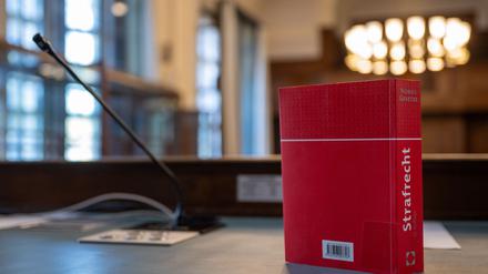 Nach dem Tod seiner 91 Jahre alten Mutter steht ein 64-Jähriger vor Gericht. Er soll die Seniorin in ihrer Wohnung geschubst haben. (Foto Illustration) 