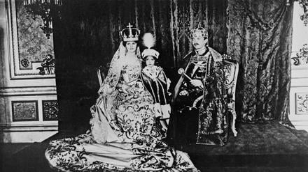 Krönungsfoto von Karl IV. und Zita als König und Königin von Ungarn mit ihrem Sohn Otto am 31. Dezember 1916
