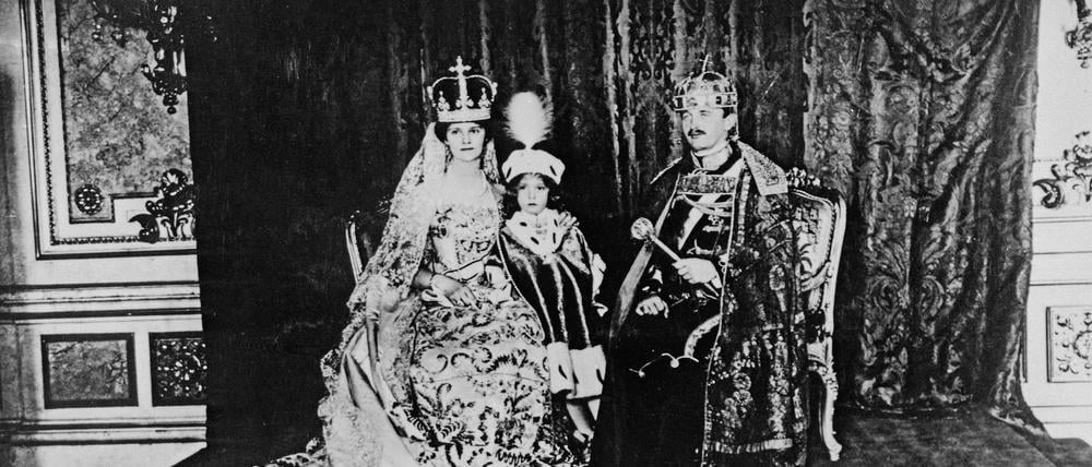 Krönungsfoto von Karl IV. und Zita als König und Königin von Ungarn mit ihrem Sohn Otto am 31. Dezember 1916