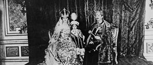 Krönungsfoto von Karl IV. und Zita als König und Königin von Ungarn mit ihrem Sohn Otto am 31. Dezember 1916