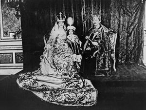 Krönungsfoto von Karl IV. und Zita als König und Königin von Ungarn mit ihrem Sohn Otto am 31. Dezember 1916