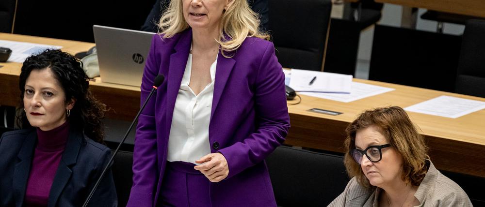 Die Berliner Kultursenatorin Sarah Wedl-Wilson (parteilos, Mitte) steht wegen der Vergabepraxis bei Fördermitteln für Projekte gegen Antisemitismus unter Druck.