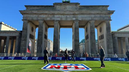 Am Brandenburger Tor ist Kunstrasen ausgerollt – hier können sich Fans im Flag Football (eine Variante des American Football) ausprobieren.