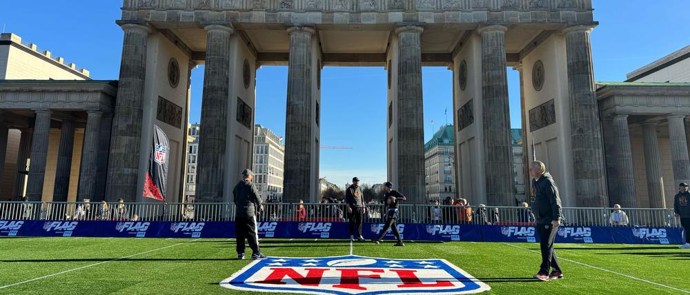 Am Brandenburger Tor ist Kunstrasen ausgerollt – hier können sich Fans im Flag Football (eine Variante des American Football) ausprobieren.
