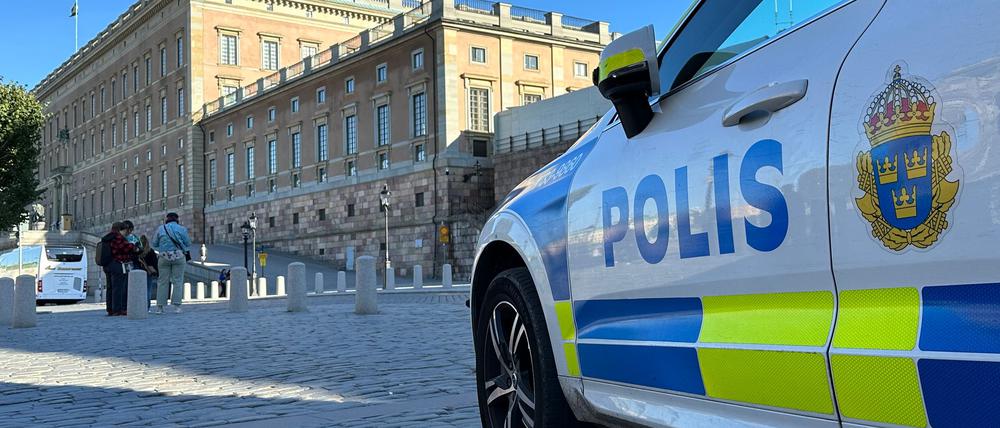 Ein Polizeiauto steht im Herzen von Stockholm vor dem Königsschloss. Nicht weit von dem Schloss entfernt befindet sich auch der Park Kungsträdgården. (Illustration)