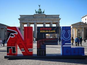 Die NFL ist am Donnerstag zunächst am Brandenburger Tor, am Sonntag geht es dann zum Spiel ins Olympiastadion.