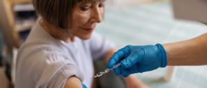 Manche Impfungen gegen Virenerkrankungen könnten den Ausbruch einer Demenz verzögern.