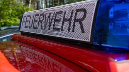 „Feuerwehr“ ist auf dem Dach eines Einsatzfahrzeugs zu lesen. (Symbolbild)