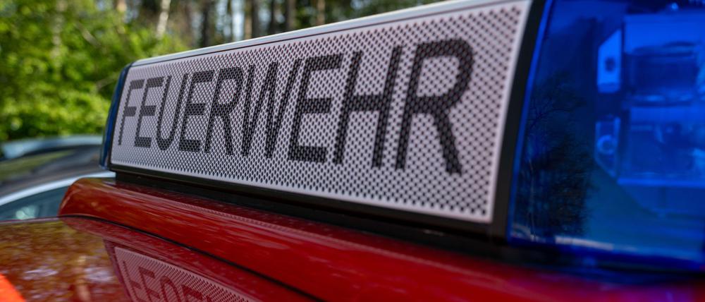 „Feuerwehr“ ist auf dem Dach eines Einsatzfahrzeugs zu lesen. (Symbolbild)