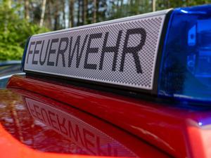 „Feuerwehr“ ist auf dem Dach eines Einsatzfahrzeugs zu lesen. (Symbolbild)