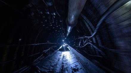 Bergleute fahren auf einem Förderband im Stollen eines Kohlebergwerks in der Region Dnipropetrowsk (Symbolbild).