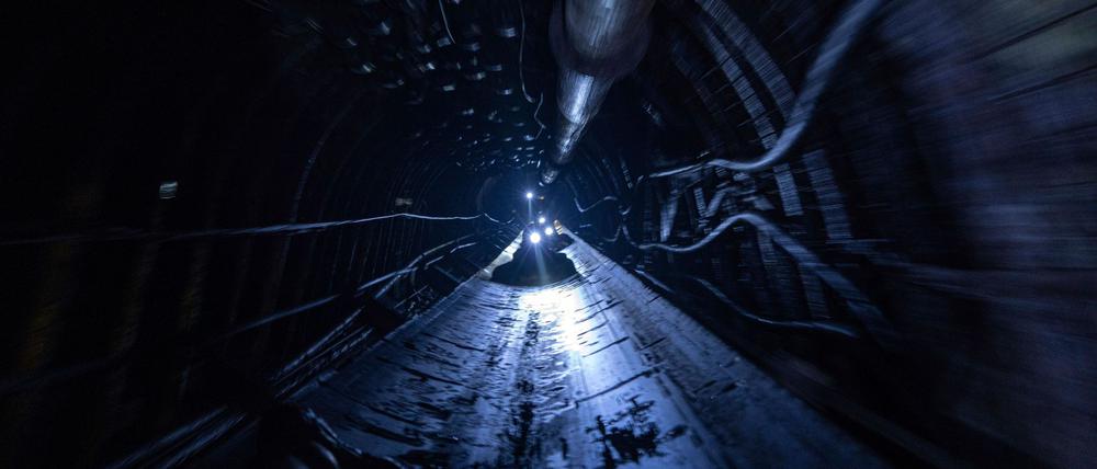 Bergleute fahren auf einem Förderband im Stollen eines Kohlebergwerks in der Region Dnipropetrowsk (Symbolbild).