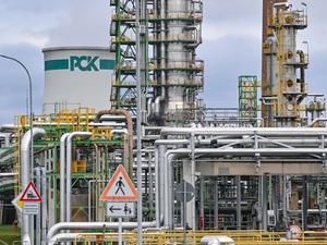 Verschiedene Anlagen der Rohölverarbeitung auf dem Gelände der PCK-Raffinerie GmbH.