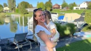 Julia Panknin mit ihrer Tochter.