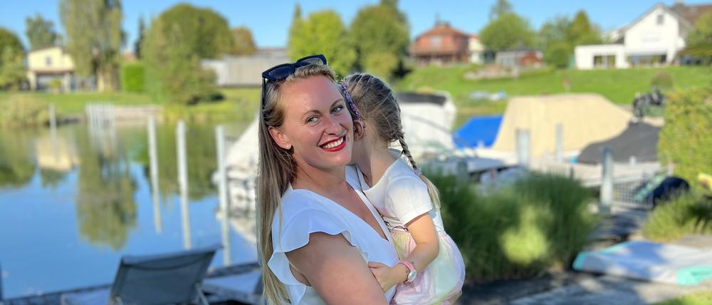 Julia Panknin mit ihrer Tochter.