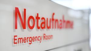 Auf einem Schild in einem Krankenhaus ist das Wort „Notaufnahme“ zu sehen. (Symbolbild)
