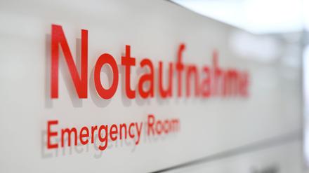 Auf einem Schild in einem Krankenhaus ist das Wort „Notaufnahme“ zu sehen. (Symbolbild)